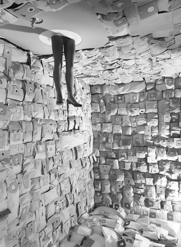 Laure Andre : D'apparence surréaliste, ses créations expérimentent les strates de l'intime, du corporel, du religieux, du médical et du quotidien.