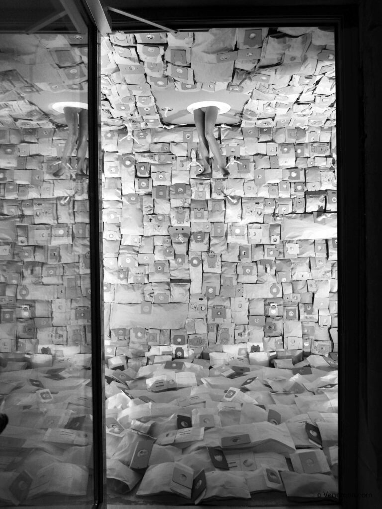 Laure Andre : D'apparence surréaliste, ses créations expérimentent les strates de l'intime, du corporel, du religieux, du médical et du quotidien.