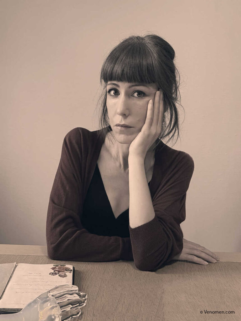 Laure Andre : D'apparence surréaliste, ses créations expérimentent les strates de l'intime, du corporel, du religieux, du médical et du quotidien.